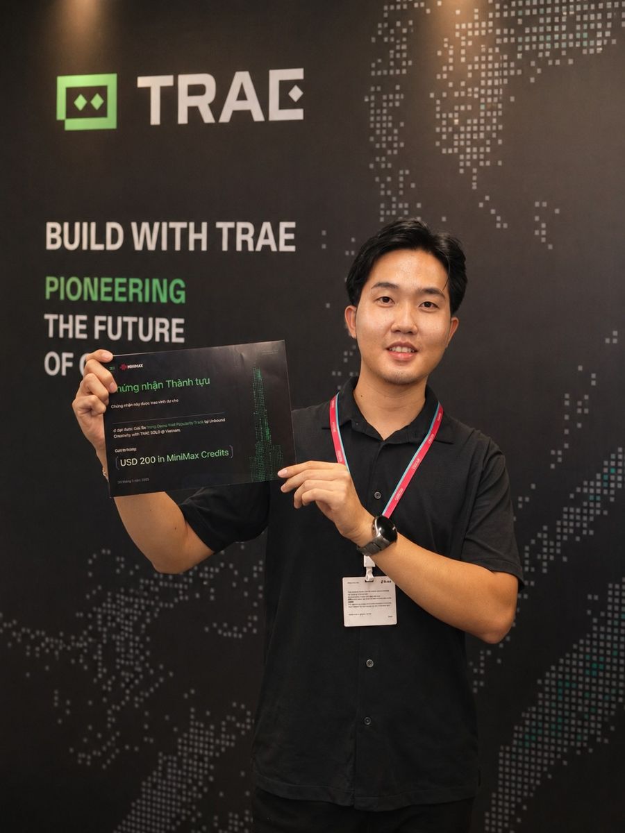 Cường nhận chứng nhận tại cuộc thi lập trình TRAE
